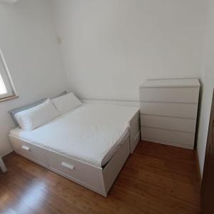 Beautiful Seaview Spacious Two Bedroom Flat