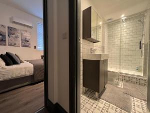 Cool warehouse conversion apt in Chiswick London