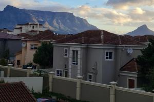 Century Hideaway with Mountain views, Security, FREE Parking