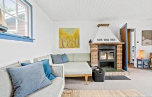 2 Bedroom Beach Front Home In Rude