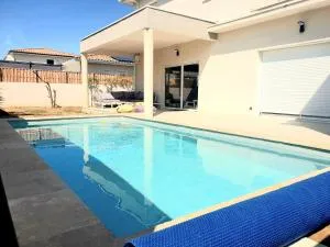 Chambre privée dans villa spacieuse avec piscine - Montarnaud