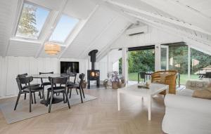 4 Bedroom Stunning Home In Tisvildeleje