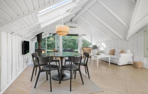 4 Bedroom Stunning Home In Tisvildeleje