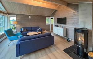 Gorgeous Home In Svingvoll With Wifi