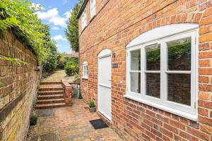 Bell Cottage by Ludlow Castle with onsite parking