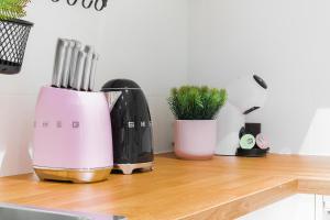 Title Halo Life in Yellow 40m2 King Bed Pool