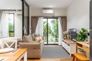 Title Halo Life in Yellow 40m2 King Bed Pool