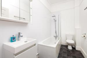 Central Flat-2Bed-Free Parking-By FabAccommodation