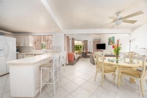 Vida Mejor - Poolside