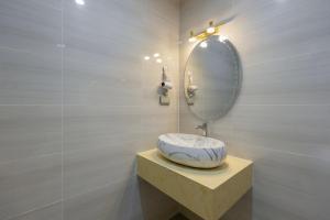Phòng Giường Đôi Lớn Loại Sang (Deluxe Queen Room)