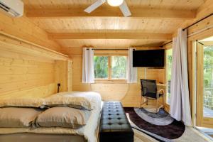 Waterfront Studio Less Than 1 Mi to Downtown Bradenton!