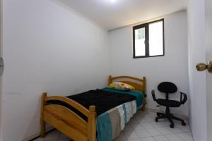 Departamento familiar con vista, 4 habitaciones, 10 personas, 5 camas, 3 baños, 2 parqueaderos, agua caliente, wiffi, a 20 metros del Quicentro Shooping y Estadio Olimpico