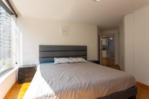 Departamento familiar con vista, 4 habitaciones, 10 personas, 5 camas, 3 baños, 2 parqueaderos, agua caliente, wiffi, a 20 metros del Quicentro Shooping y Estadio Olimpico