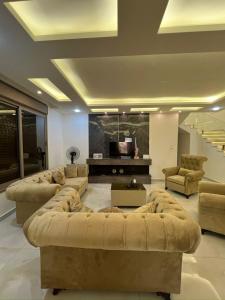 Exclusive Luxury Apartment with Panoramic and Stunning City Views Luxurious Finishes Modern Amenities and Private Terrace شقة فاخرة حصرية بإطلالات بانورامية مذهلة على المدينة تشطيبات فاخرة مر