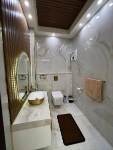 Exclusive Luxury Apartment with Panoramic and Stunning City Views Luxurious Finishes Modern Amenities and Private Terrace شقة فاخرة حصرية بإطلالات بانورامية مذهلة على المدينة تشطيبات فاخرة مر