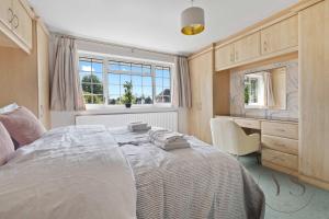 Spacious 6BR Villa in 32 Le More Birmingham with 7 Beds and Free Onsite Parking