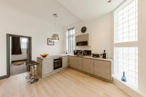 Nice 3 bed warehouse apartment in Chiswick