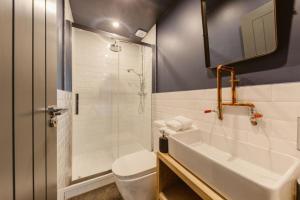 Nice 3 bed warehouse apartment in Chiswick