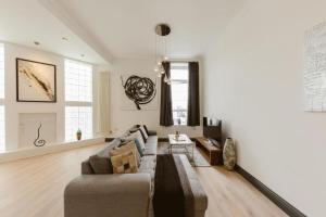 Nice 3 bed warehouse apartment in Chiswick