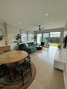 Modern duplex in luxury estate - Tinley Manor