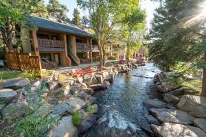 Deluxe King Room with View - Non-Pet Friendly room in Silver Moon Inn