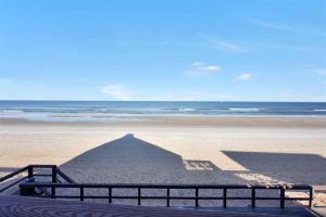 SA101 Beachfront directly on the sand!