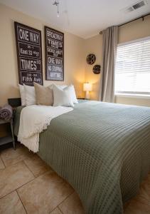 Cozy Condo 4 Miles to Park Entrance with BBQ and Steps to Dining