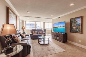 1055-606 Gulf Side High Rise with Pond View