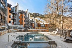 Renovated 2 BR Aspen Condo Ski-in out