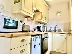 2 Bed Lodge - Sleeps 4 - Pets - Pool - Garden