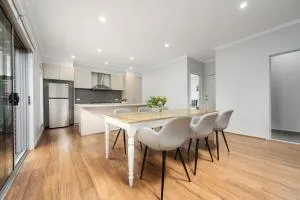 Charming Modern Mountain View Townhouse - Ringwood