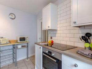 4 Bed in Tenby FB003
