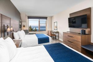 Queen Room with Lake View - Main Lodge room in Grand Superior Lodge