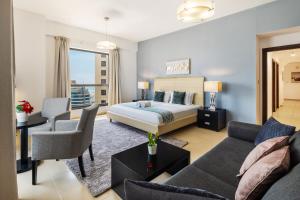 Spacious, Deluxe, 5BR plus maidroom on JBR walk Next to Beach ,Tram & Mall by La Buena Vida Holiday Homes