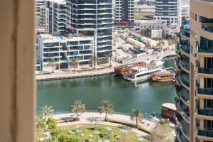 Spacious, Deluxe, 5BR plus maidroom on JBR walk Next to Beach ,Tram & Mall by La Buena Vida Holiday Homes