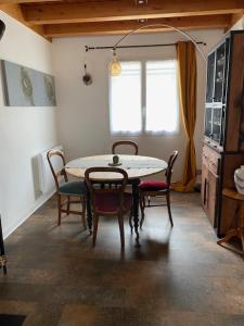Maisons de vacances Maison individuelle avec piscine entouree de montagnes : photos des chambres