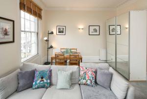 High-ceiling Gorgerous Victorian flat with private garden - 3 mins to Hyde Park, Kensington Palace, 8 mins NottingHill, High Street Kensington station
