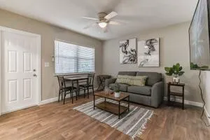 Lovely 1 Bedroom Steps from the Beach - بالم بيتش شورز