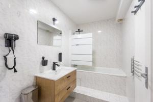 Chambre Lucie - 2 SDB - Balcon - Parking - WIFI