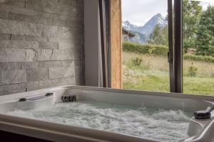 Magnifique chalet mitoyen - Jacuzzi - Cousinade II