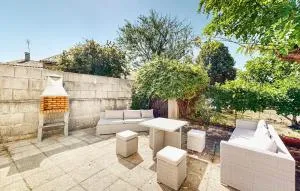 Nice Home In Terres-De-Haute-Charen - 圣瑞尼安