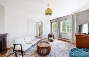 Nice Home In Terres-De-Haute-Charen