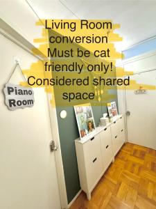 Cat Room by Delicate Stays LIVING ROOM CONVERSION SHARED SPACE ROOM ONLY CAT FRIENDLY ONLY 25 min to time square