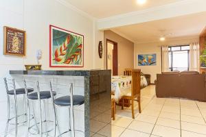 1124 - Apto 3 quartos sobre Avenida Principal Bombinhas Centro Vista Lateral para o Mar