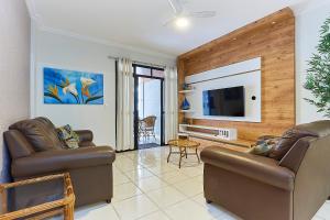 1124 - Apto 3 quartos sobre Avenida Principal Bombinhas Centro Vista Lateral para o Mar