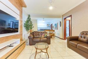 1124 - Apto 3 quartos sobre Avenida Principal Bombinhas Centro Vista Lateral para o Mar