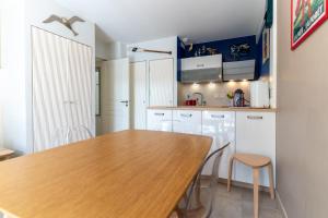 Flat for 4 people with swimming pool tennis court and car park 56