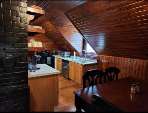 The Cabin - 2 Br 1 Ba Apt Near Downtown