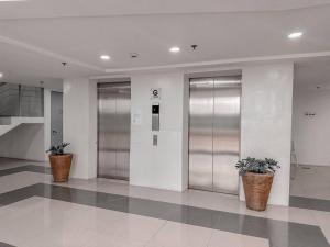 3 BR Seawind Condo with Balcony!