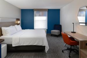 King Suite with Sofa Bed room in Holiday Inn Express Hotel and Suites Marysville an IHG Hotel